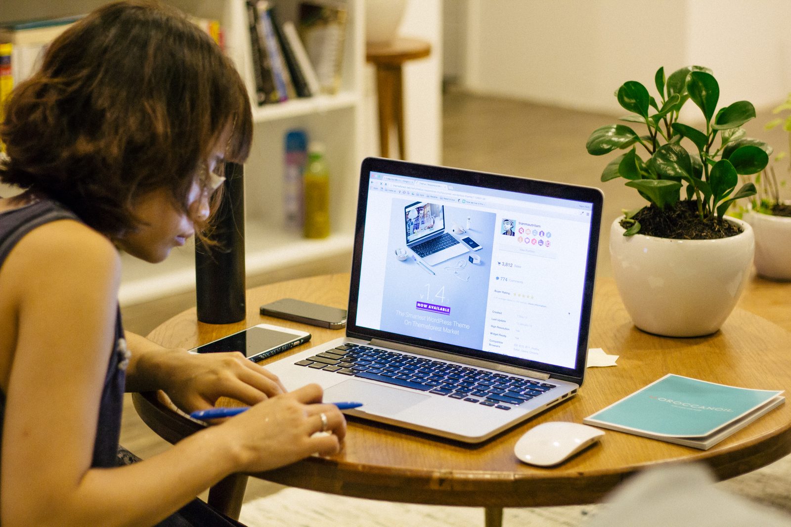 how to price your freelance work - person taking notes while working