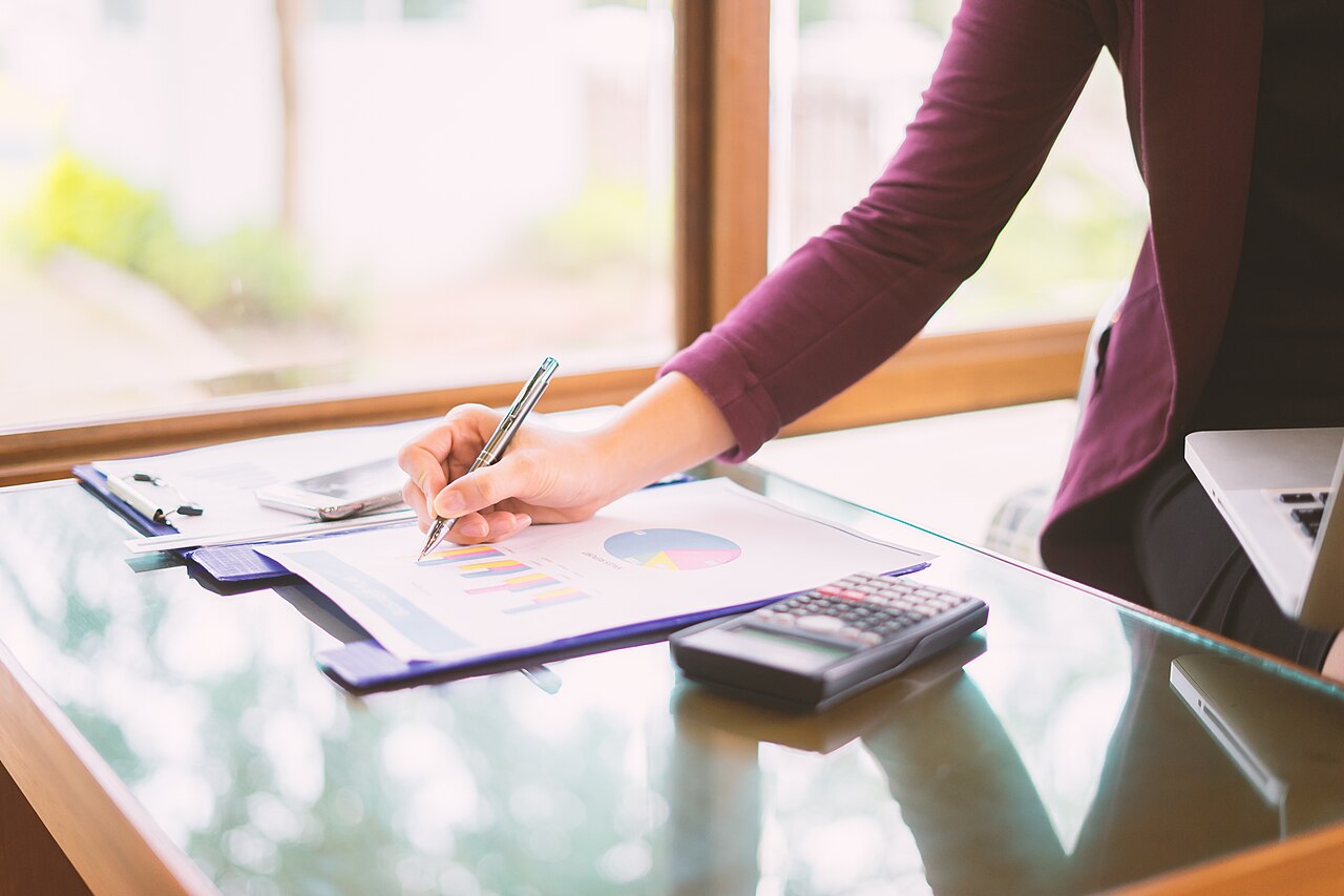LLC vs sole proprietor comparison chart showing liability, cost, and taxes