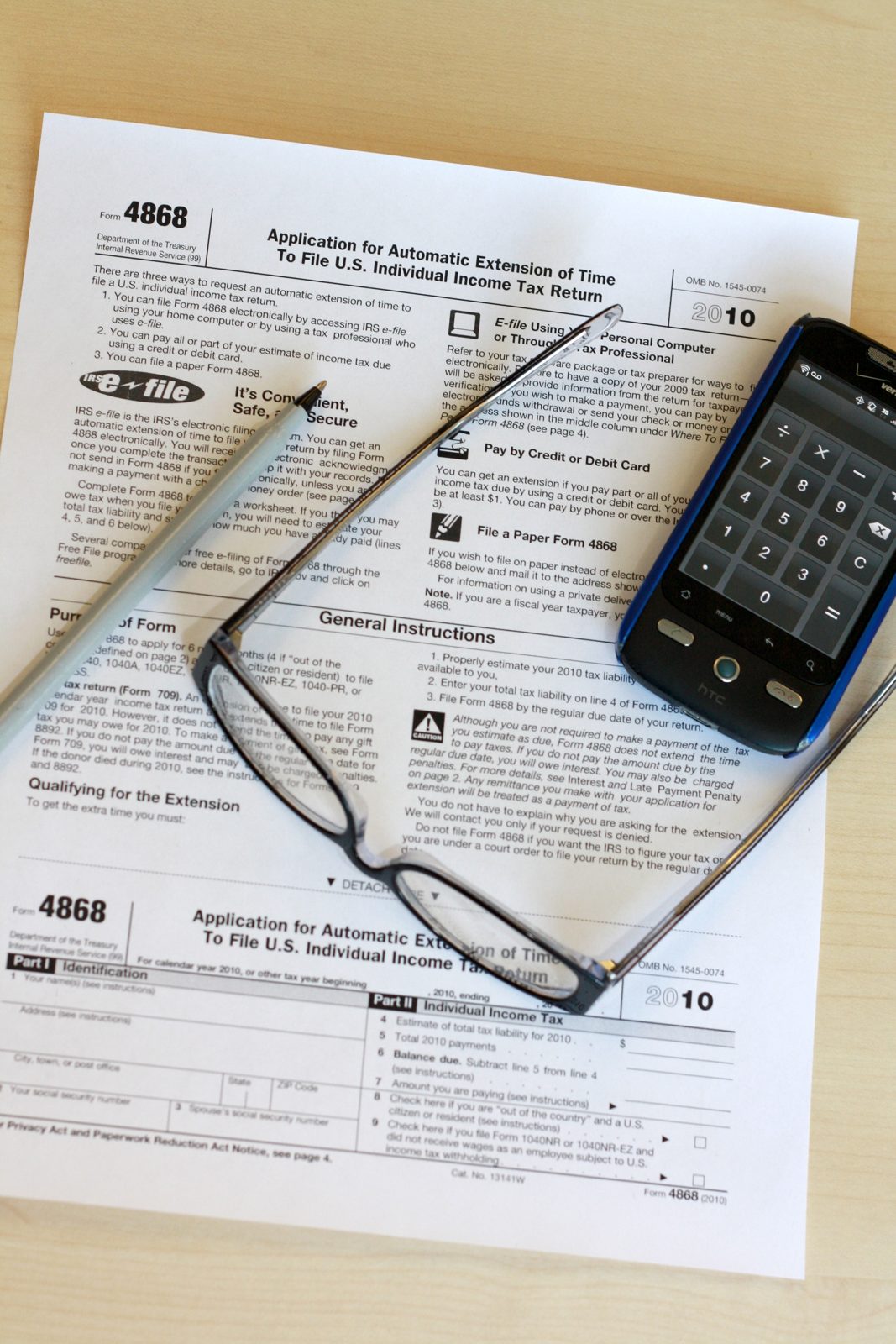 Tax paperwork and a calculator representing the 1099-k threshold for reporting payment app income